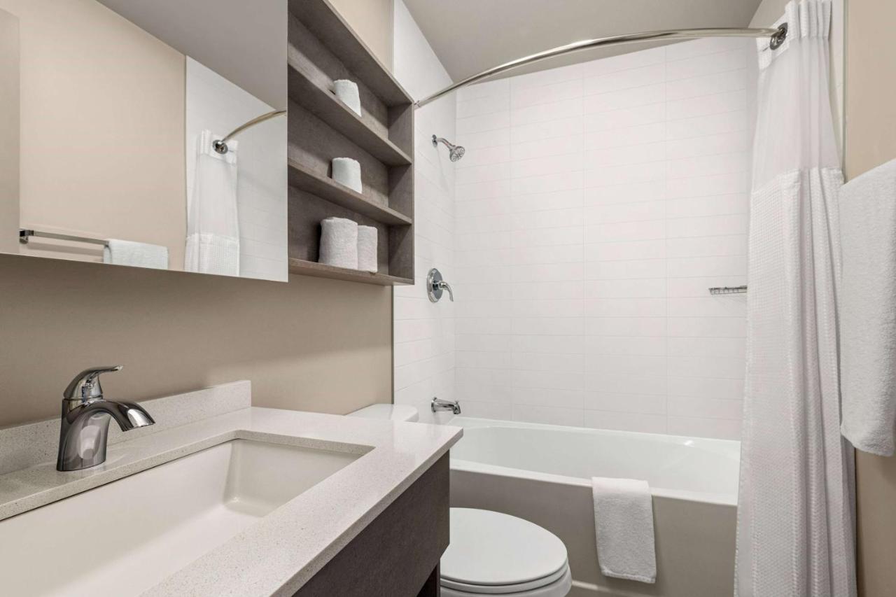 Microtel & By Wyndham Boisbriand *