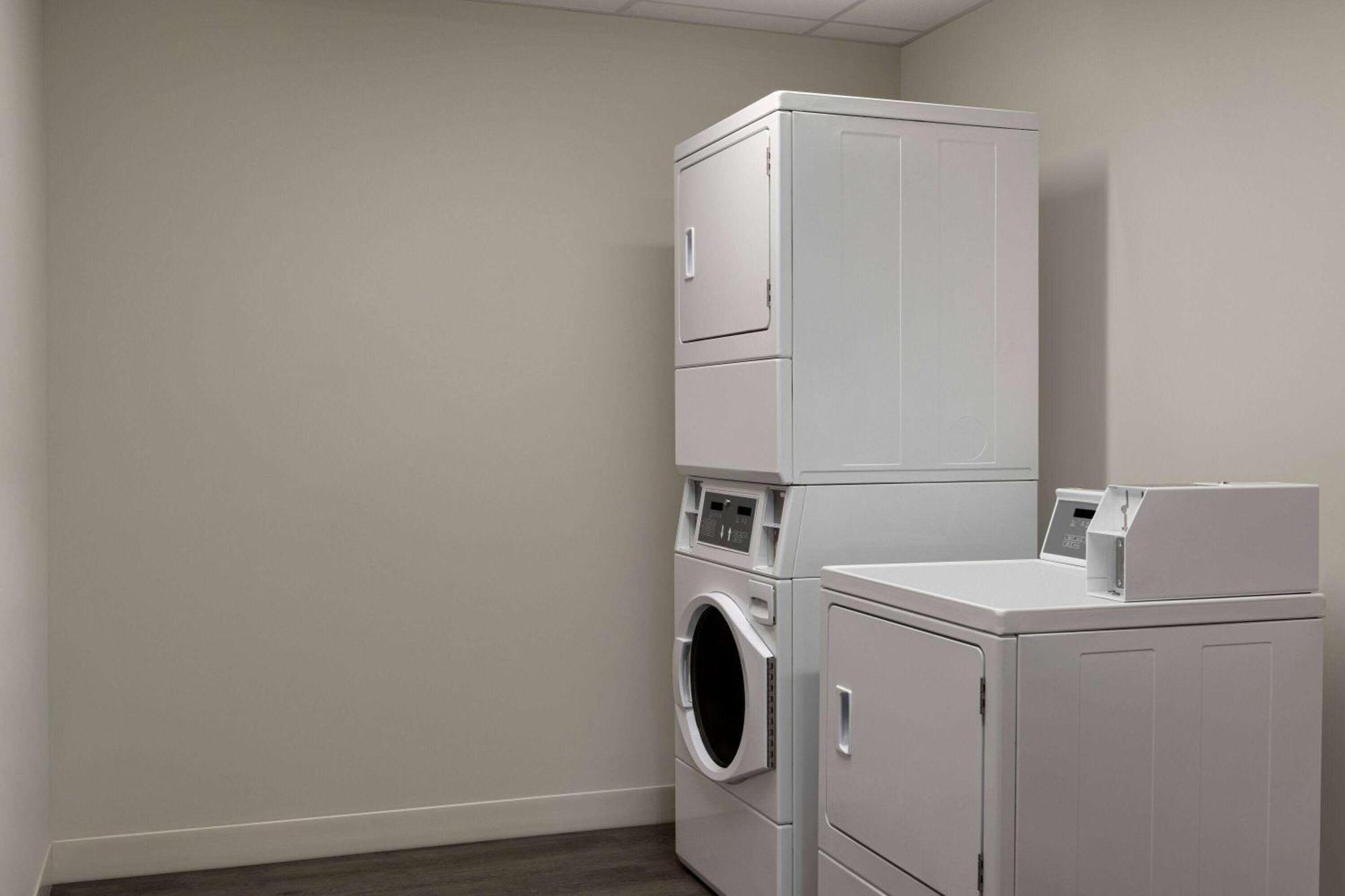 Microtel & By Wyndham Boisbriand Hotel *