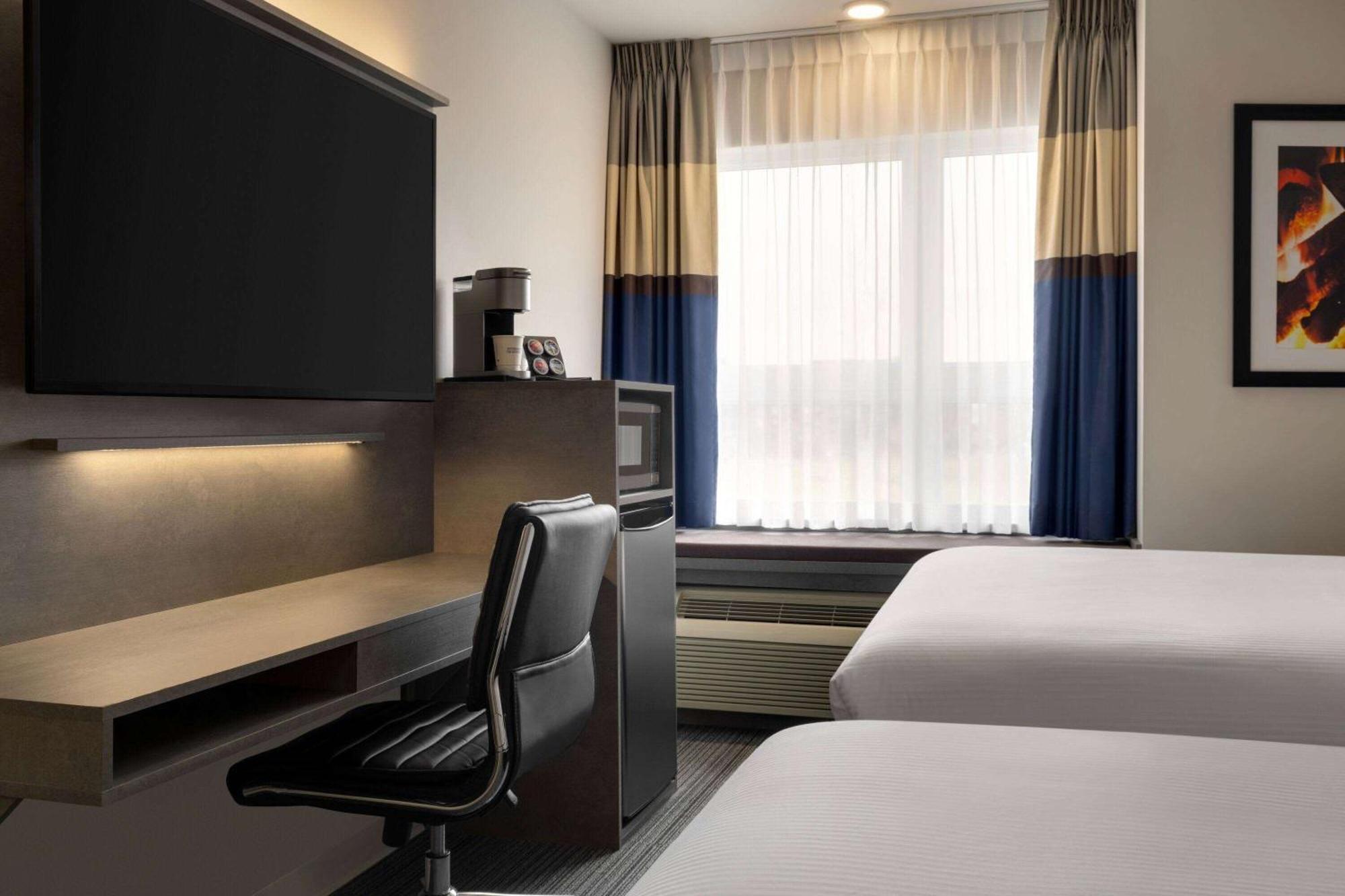 Microtel & By Wyndham Boisbriand Hotel